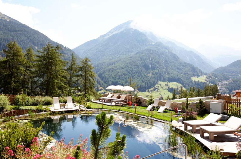 Entspannungs-Liegen am Grüner Naturbadeteich